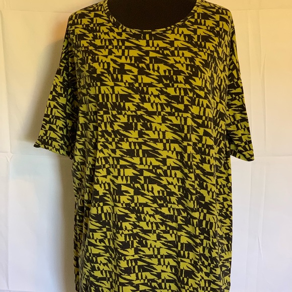 LuLaRoe Tops - LULAROE IRMA